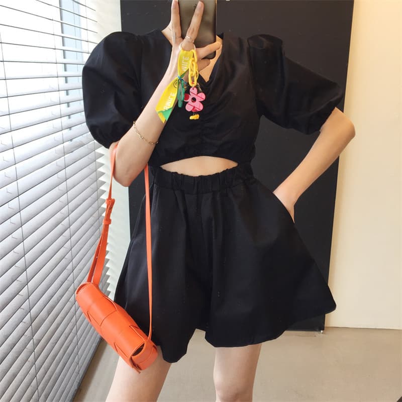 パフスリーブへそ出しトップスとハイウエストショートパンツセットアップ
