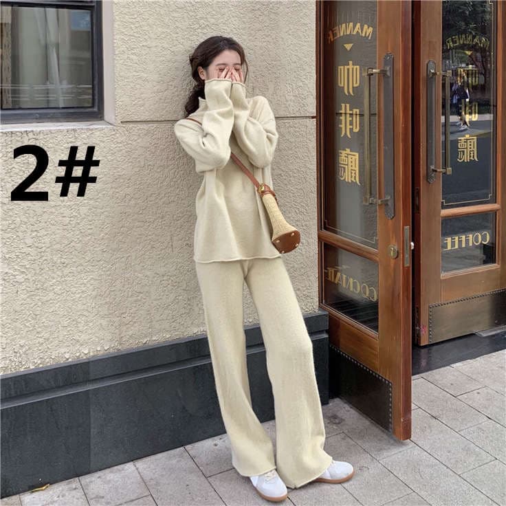 ゆったりニット素材のワイドパンツセットアップ