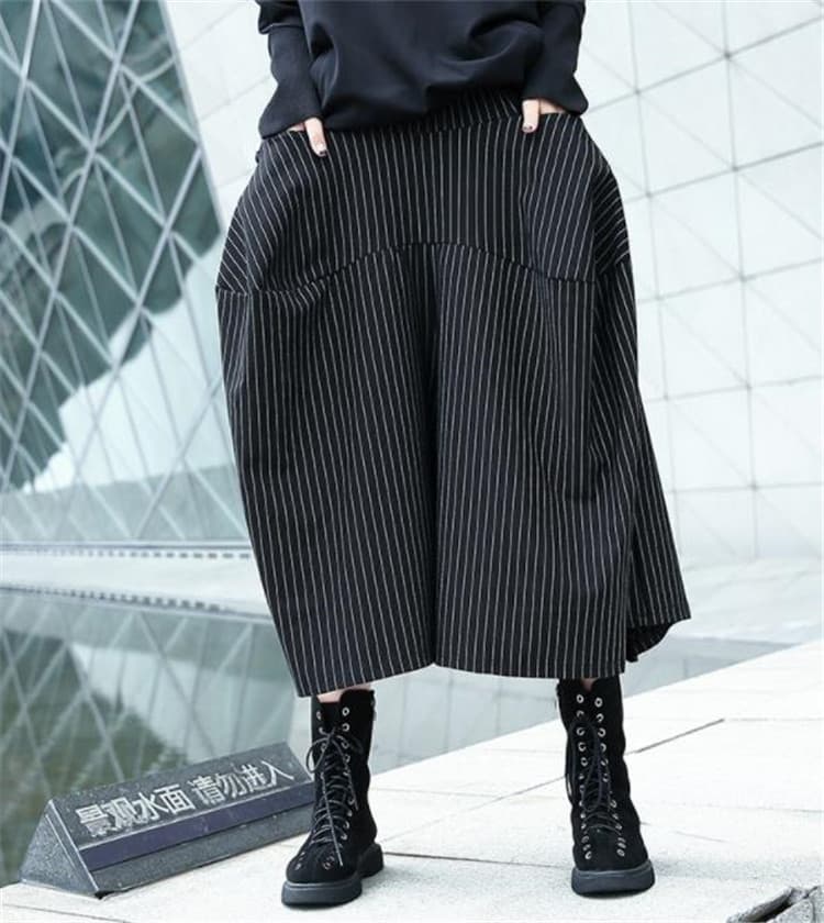 ふんわりシルエットのストライプ柄ワイドパンツのセットアップ