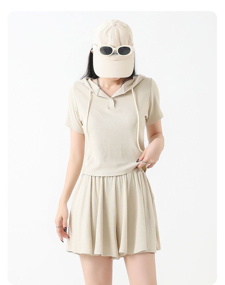 パンツセットアップ フード付き半袖トップスとフレアショートパンツの二点セット