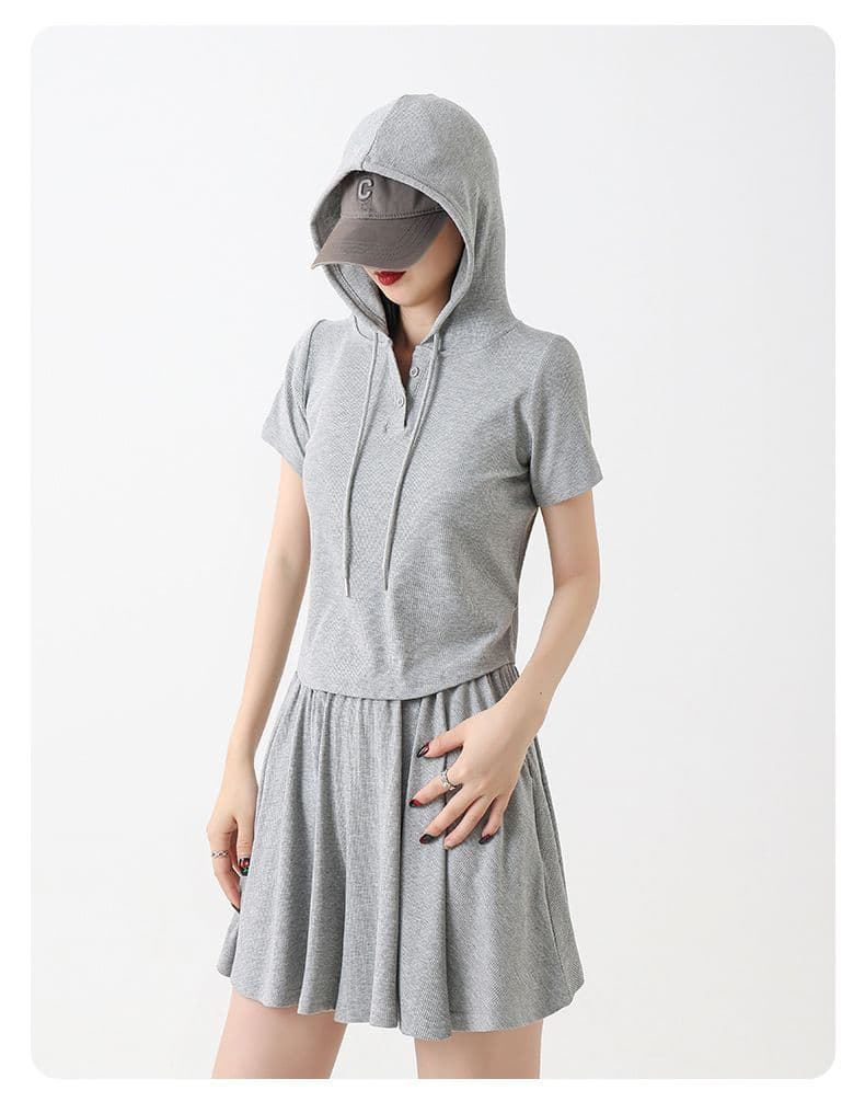 パンツセットアップ フード付き半袖トップスとフレアショートパンツの二点セット