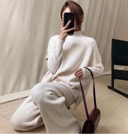 ニットトップスとワイドパンツの上下セットアップ