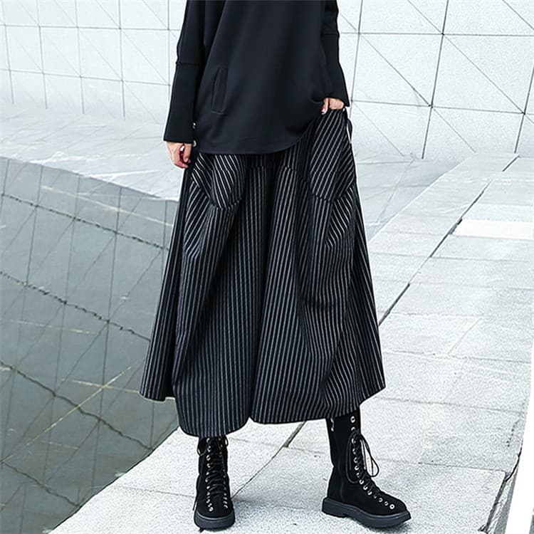 ふんわりシルエットのストライプ柄ワイドパンツのセットアップ