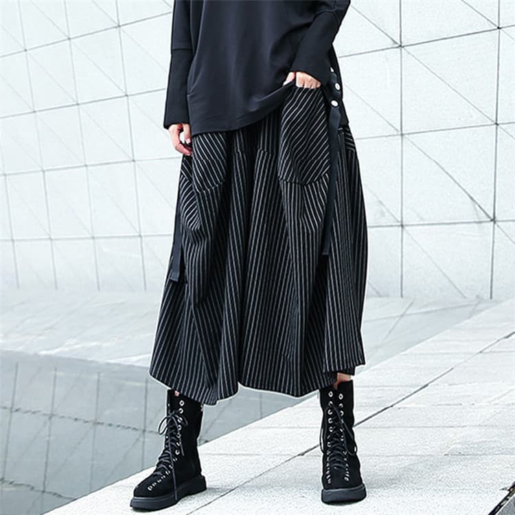 ふんわりシルエットのストライプ柄ワイドパンツのセットアップ