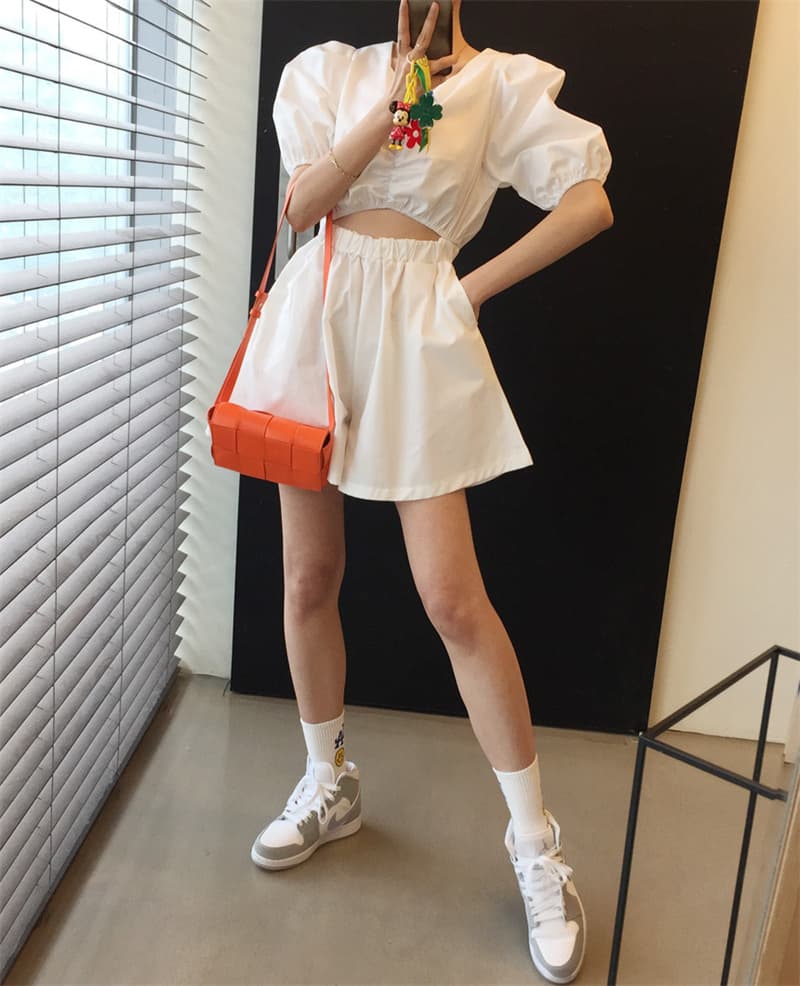 パフスリーブへそ出しトップスとハイウエストショートパンツセットアップ