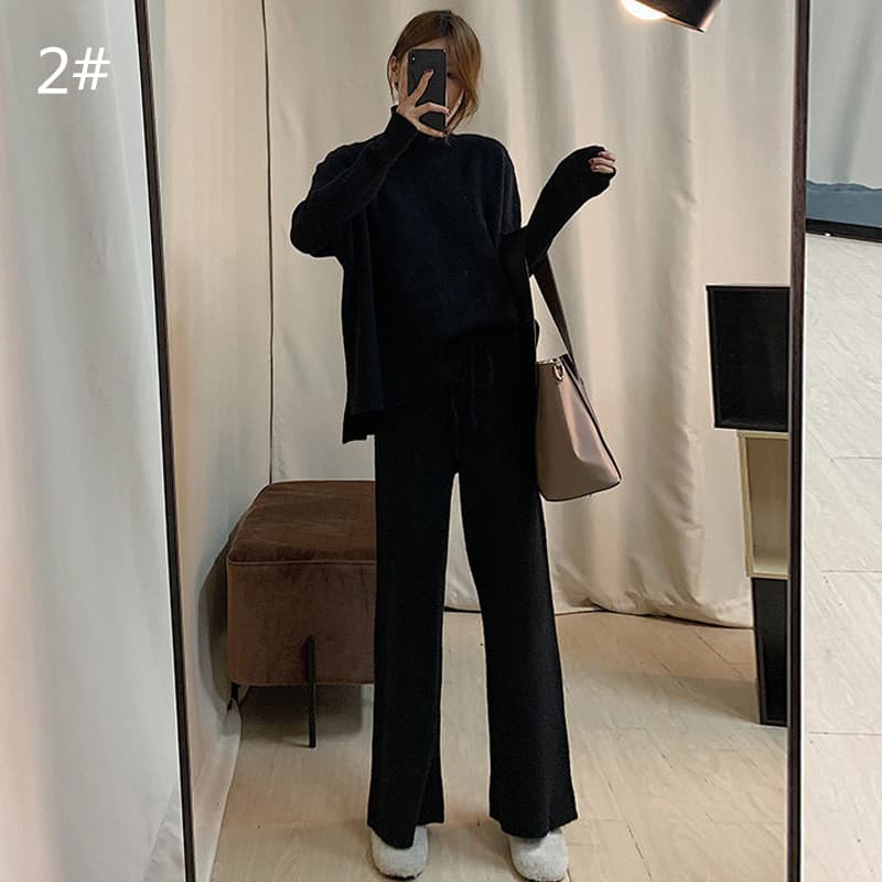 ニットトップスとワイドパンツの上下セットアップ