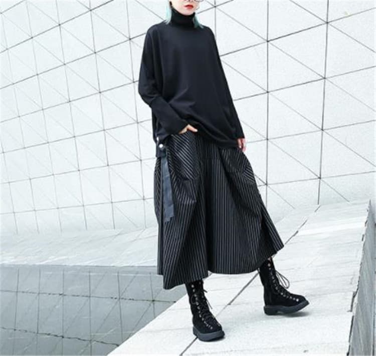 ふんわりシルエットのストライプ柄ワイドパンツのセットアップ