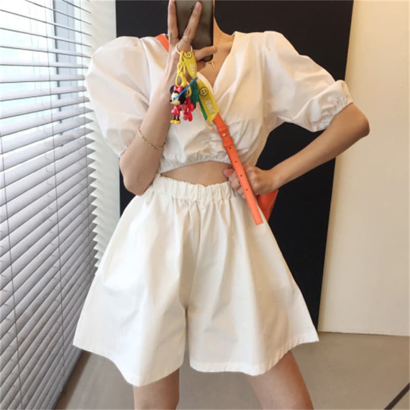 パフスリーブへそ出しトップスとハイウエストショートパンツセットアップ