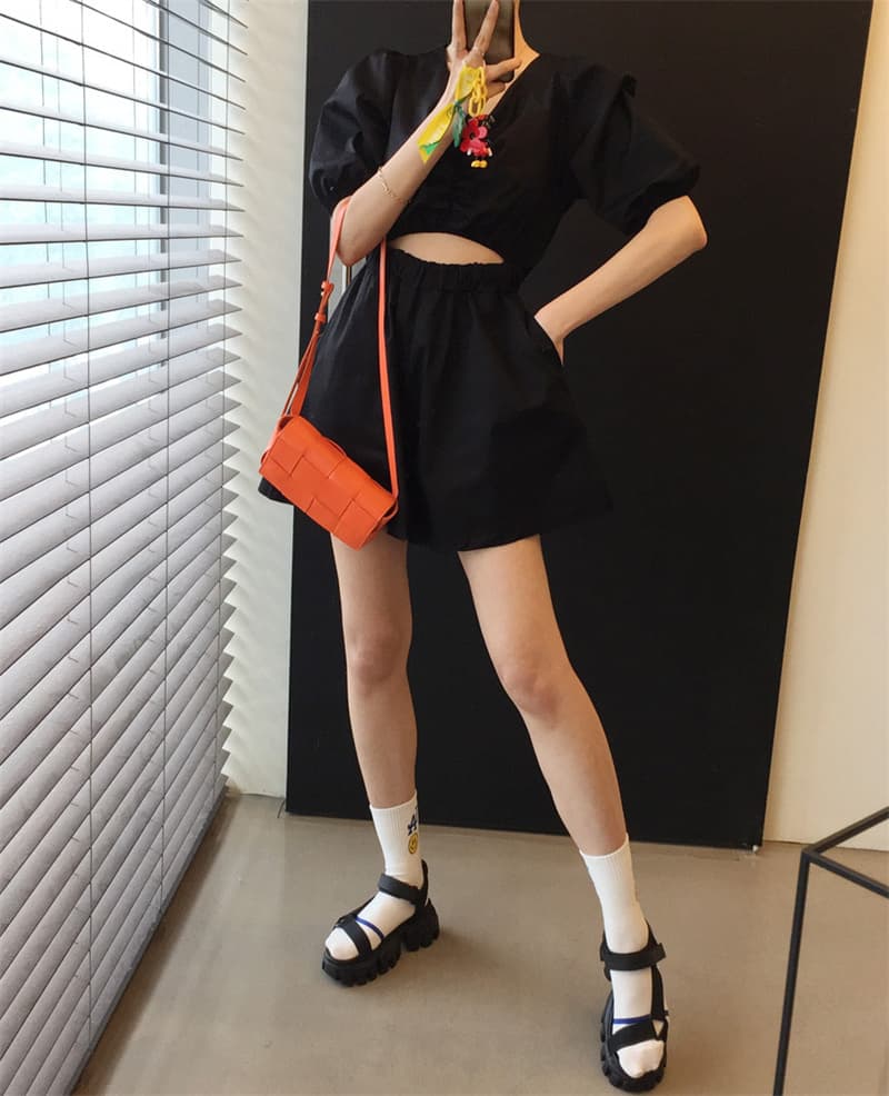 パフスリーブへそ出しトップスとハイウエストショートパンツセットアップ