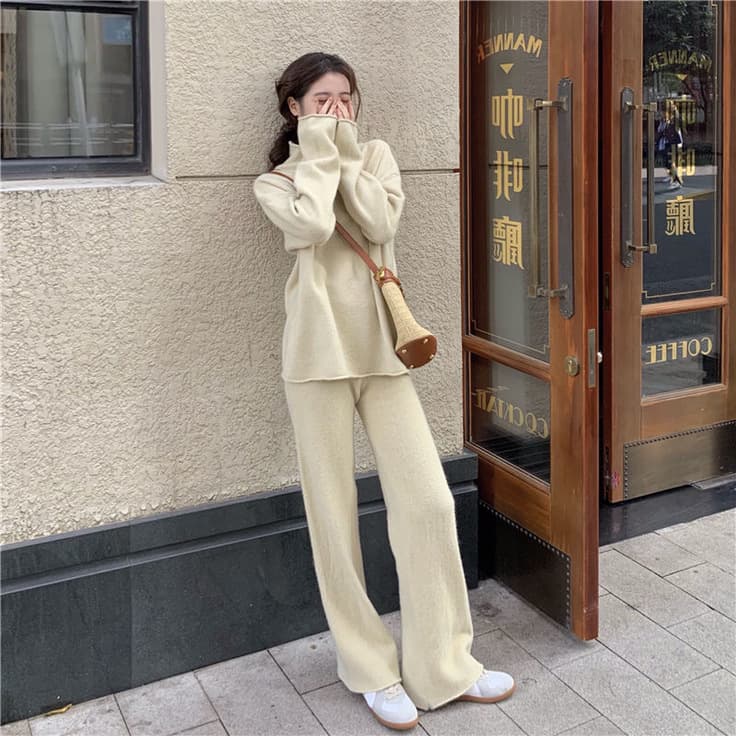 ゆったりニット素材のワイドパンツセットアップ