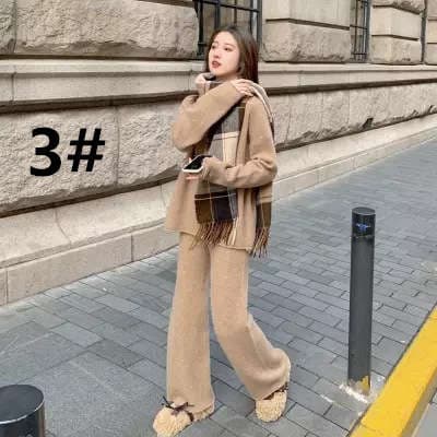 ゆったりニット素材のワイドパンツセットアップ