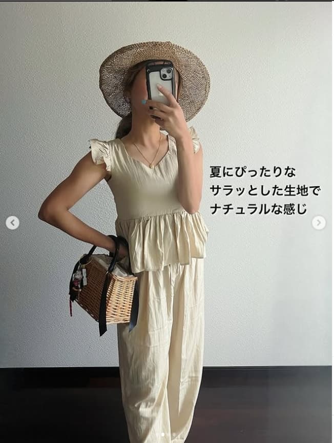 フリル袖ペプラムトップスとワイドパンツセットアップ